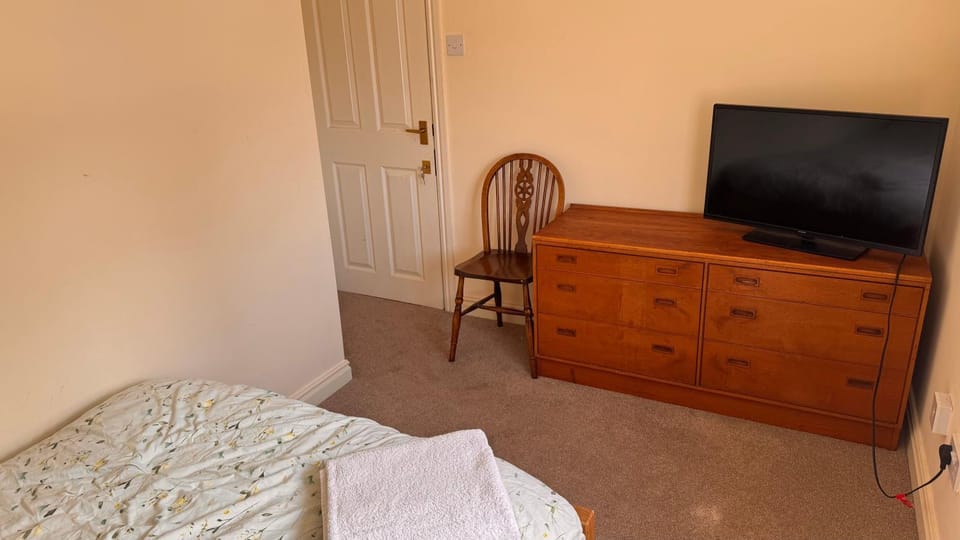 Bed, TV and multimedia, Photo of the whole room, Evening entertainment, Bedroom