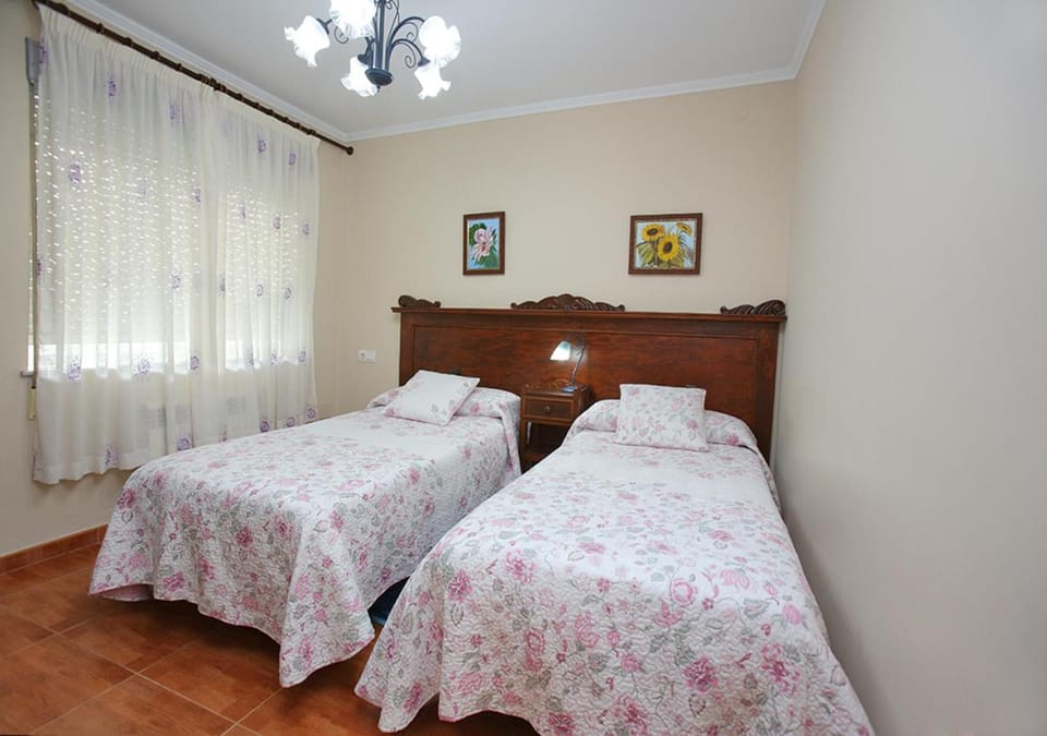 Shower, Toilet, Bed, Bathroom, TV and multimedia, Bedroom, Garden view