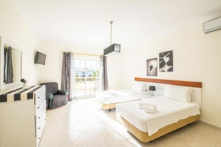 Casa Bella Vista - Fantastic spacious villa with beautiful views views of the Algarvian mountains, Monchique House in Carvoeiro