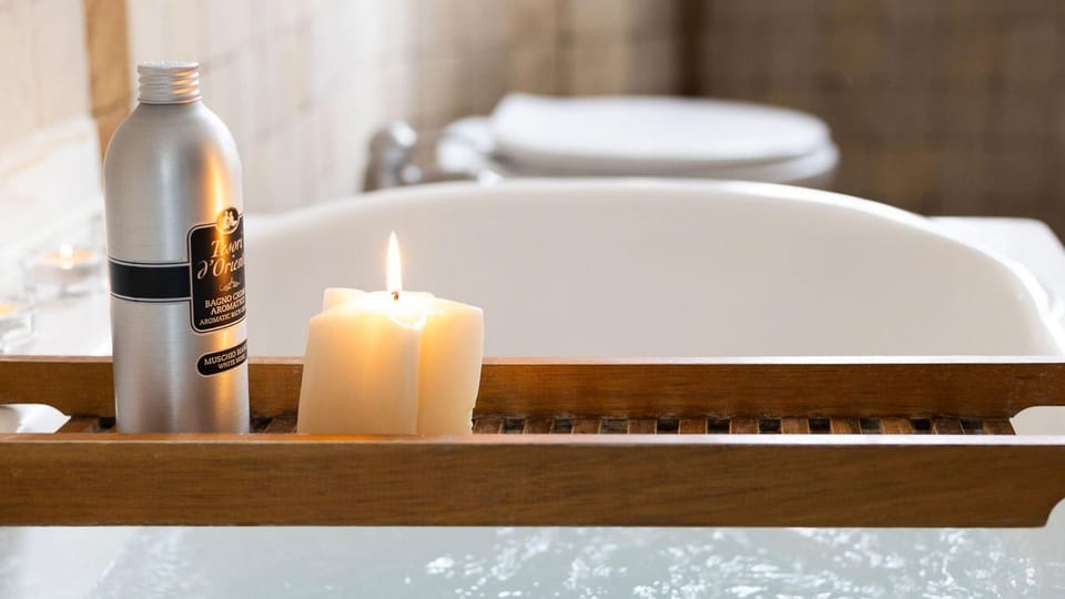 Hot Tub, Bathroom