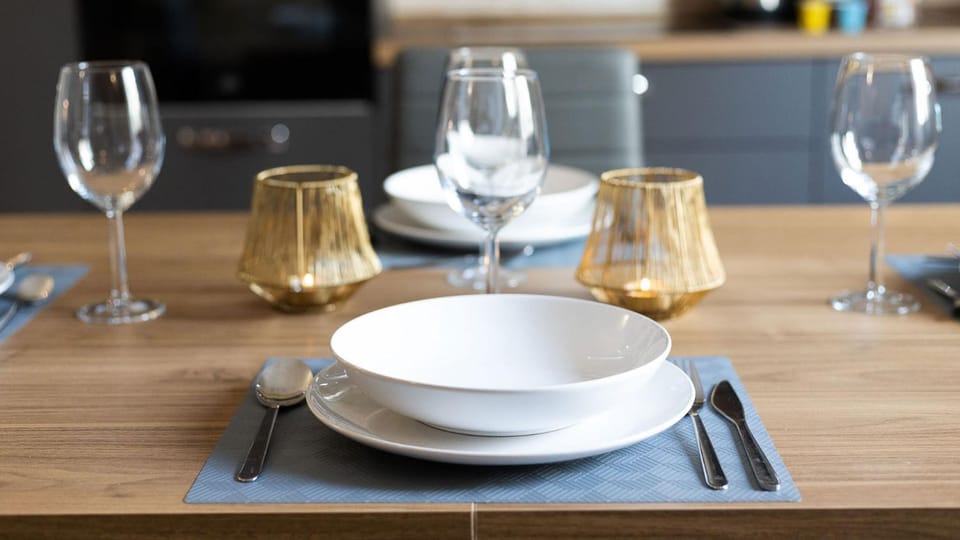 Kitchen or kitchenette, Dining area