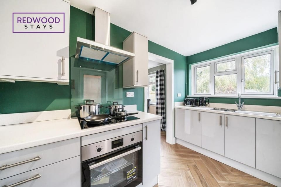 2 Bed 1 Bath House, Perfect for Corporate, Contractors & Families Free Parking, Garden, Netflix By Redwood Stays House in England