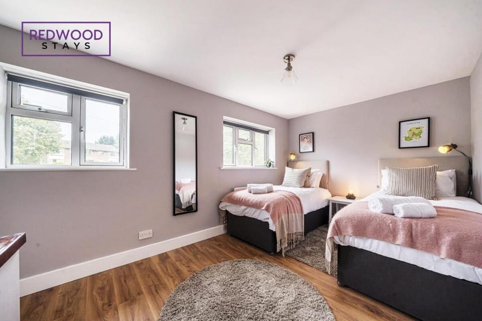 2 Bed 1 Bath House, Perfect for Corporate, Contractors & Families Free Parking, Garden, Netflix By Redwood Stays House in England