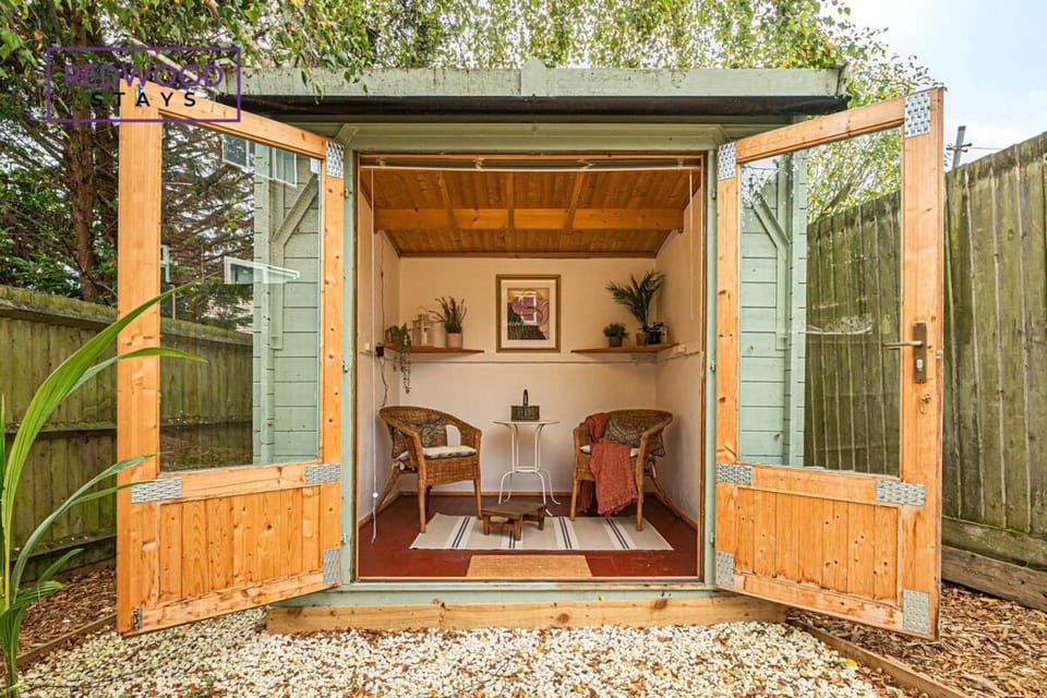 2 Bed 1 Bath House, Perfect for Corporate, Contractors & Families Free Parking, Garden, Netflix By Redwood Stays House in England