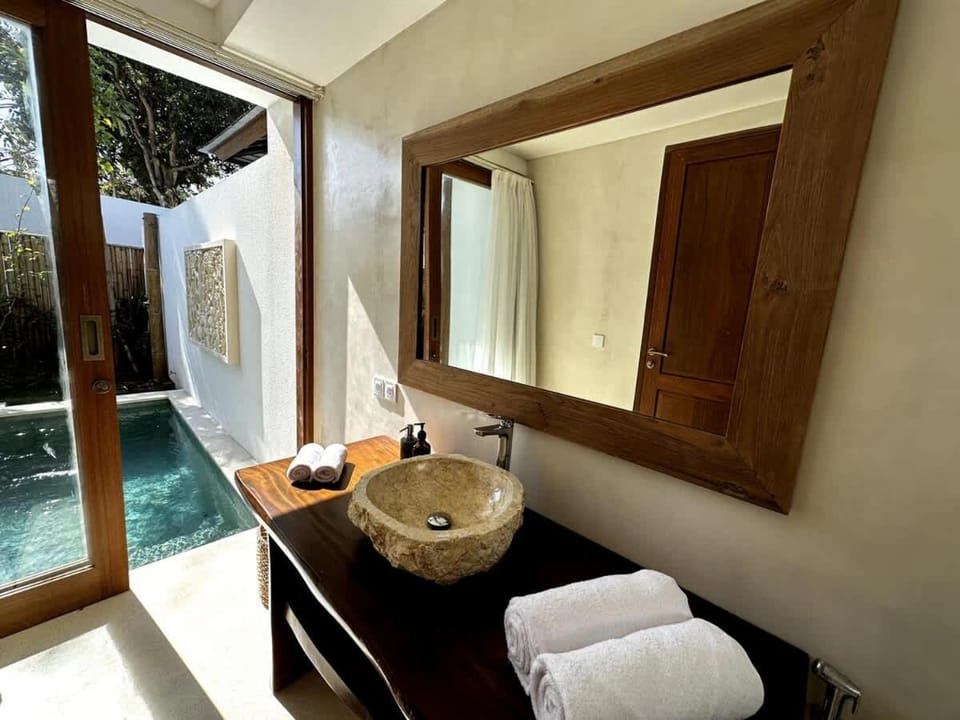Bathroom, Pool view, Swimming pool, towels