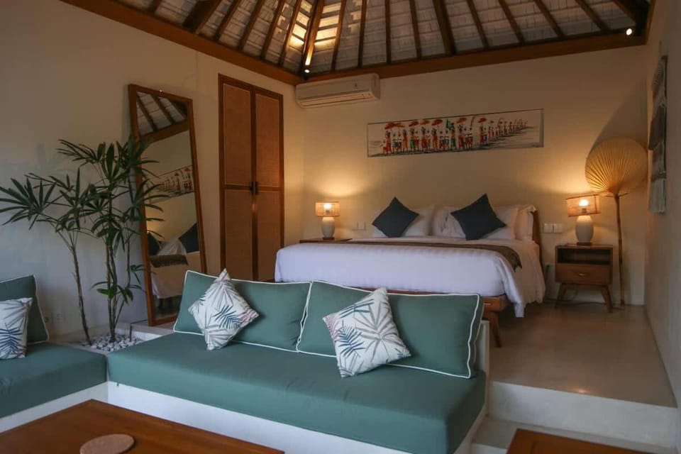 Bed, Living room, Photo of the whole room, Seating area, Bedroom