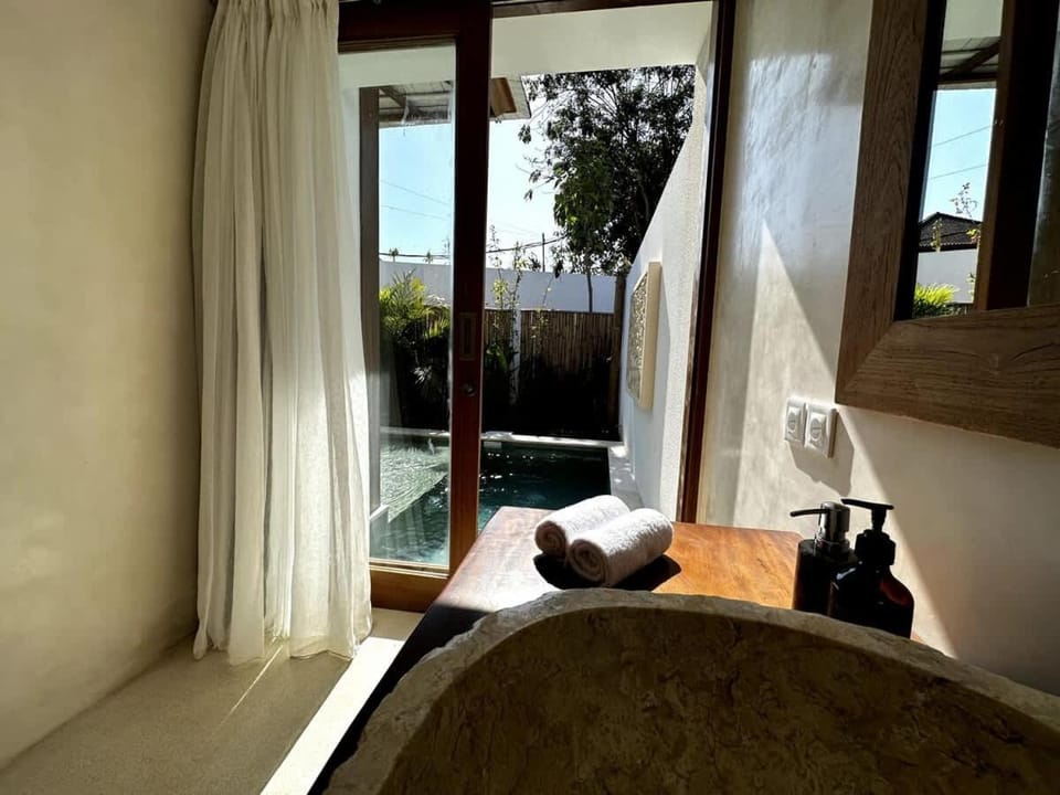 Bed, Natural landscape, Hot Tub, Photo of the whole room, Bedroom, Pool view, Swimming pool, sunbed, towels