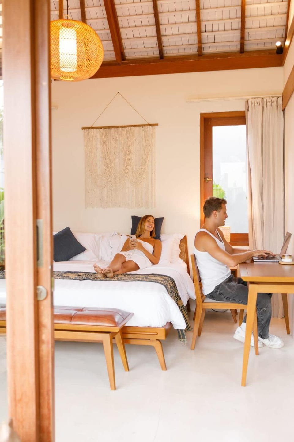 Bed, People, TV and multimedia, Living room, Photo of the whole room, Seating area, Bedroom, group of guests, towels