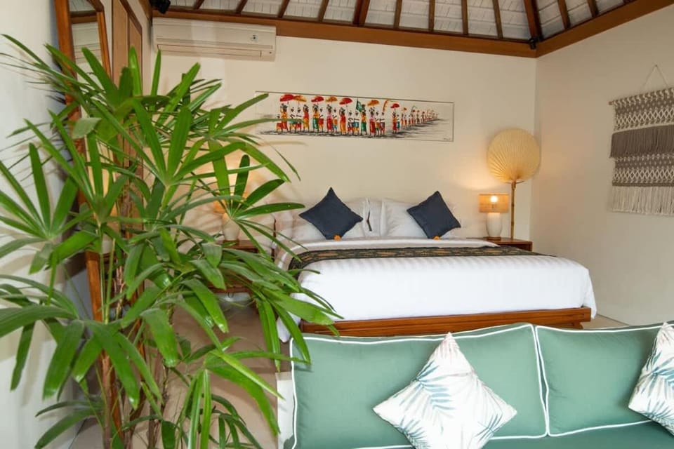 Bed, Living room, Photo of the whole room, Seating area, Bedroom