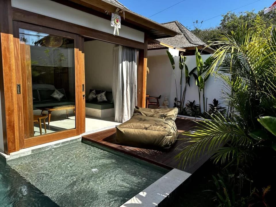 Property building, Patio, Spring, Day, Natural landscape, Garden, Living room, Seating area, Garden view, Pool view, Swimming pool, sunbed