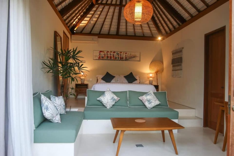 Bed, Living room, Photo of the whole room, Seating area, Bedroom