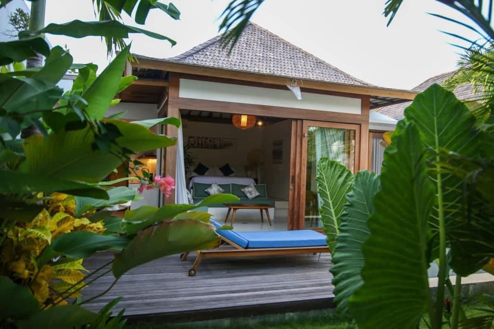 Property building, Patio, Spring, Day, Garden, View (from property/room), Balcony/Terrace, Dining area, Garden view