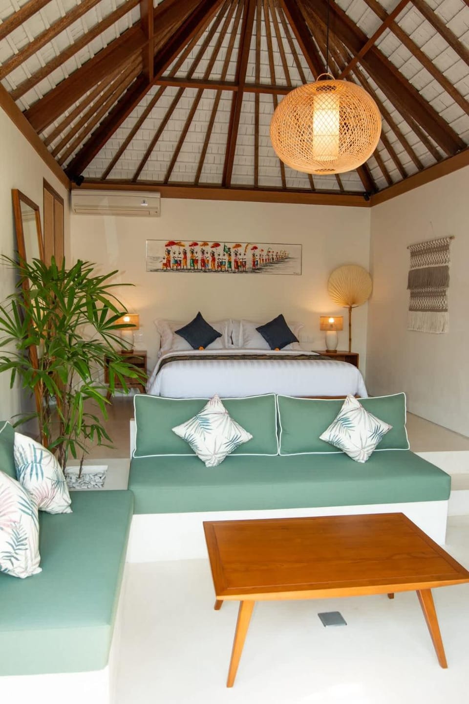 Bed, Living room, Photo of the whole room, Seating area, Bedroom