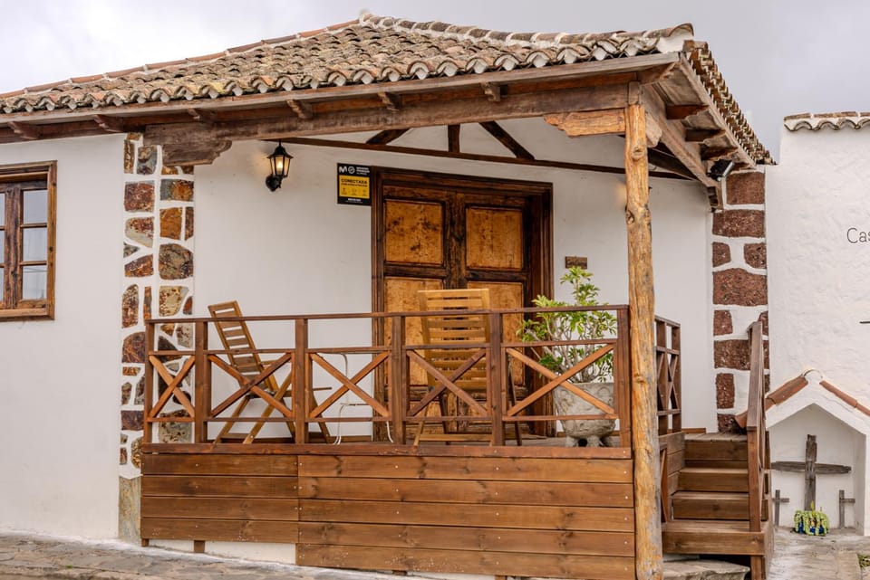 Property building, Day, Balcony/Terrace, Lobby or reception