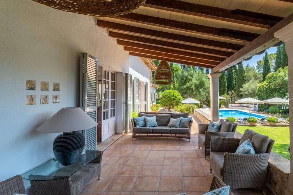 Property building, Patio, Facade/entrance, Off site, Day, Natural landscape, Summer, Garden, Balcony/Terrace, Living room, Seating area, Garden view, Pool view, Swimming pool