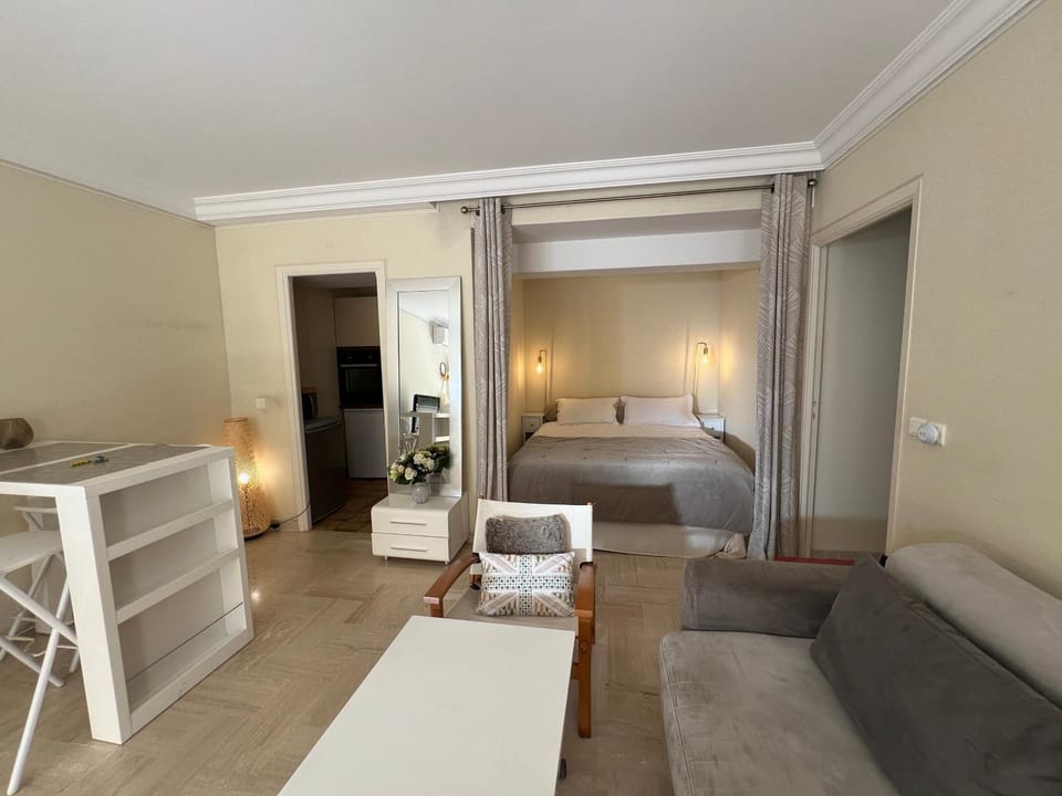 Quartier Suquet Marché Forville 4 pers. Terrasse Apartment in Cannes