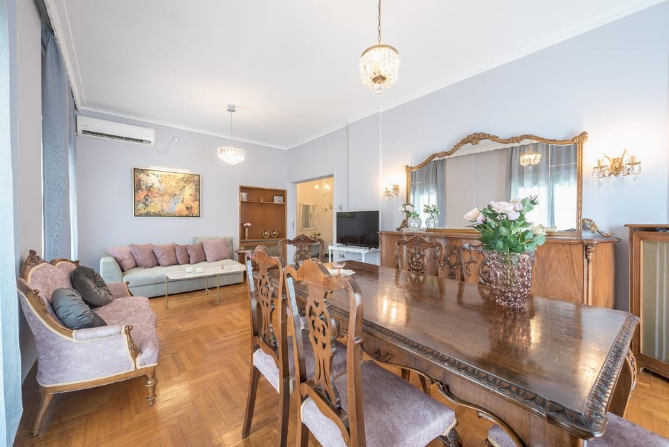 TV and multimedia, Living room, Seating area, Dining area