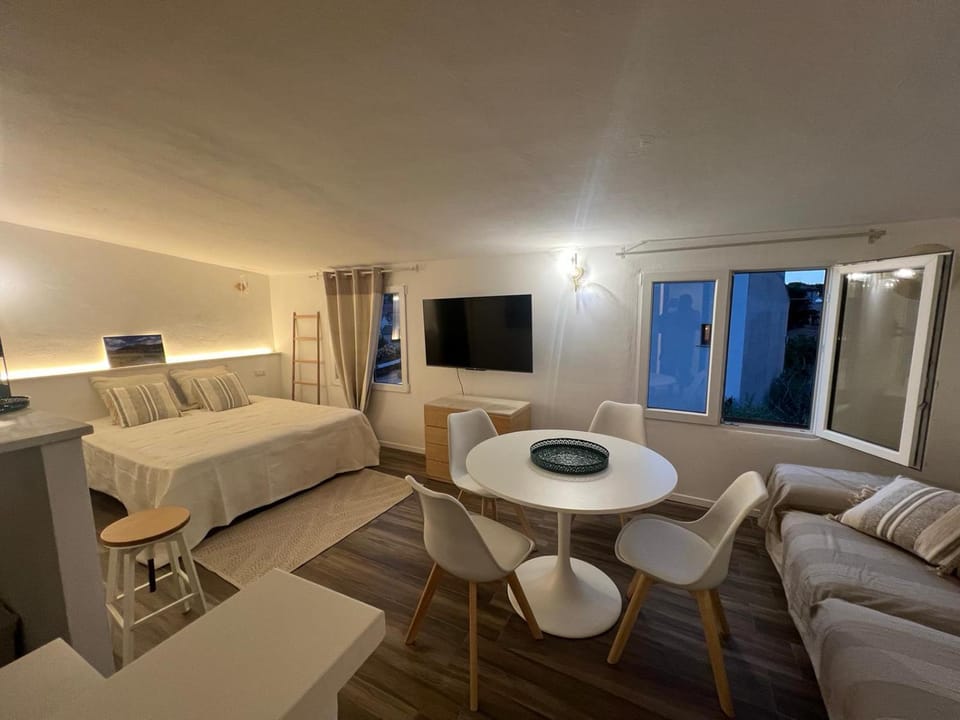 Bed, Living room