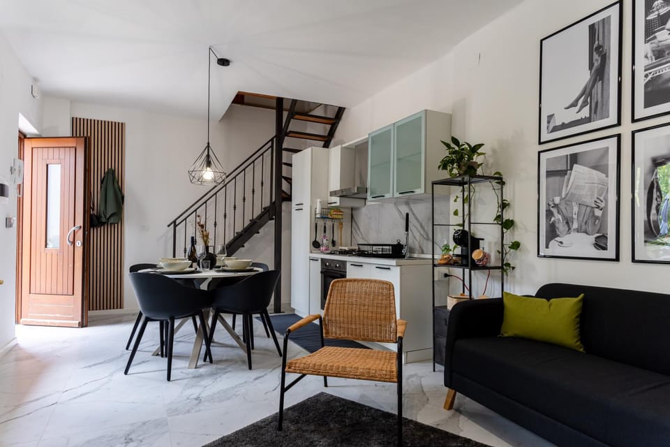 Kitchen or kitchenette, Living room, Seating area, Dining area