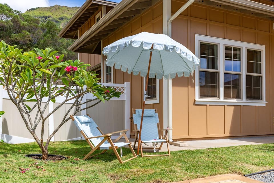 Property building, Day, Garden, Seating area, Garden view, sunbed