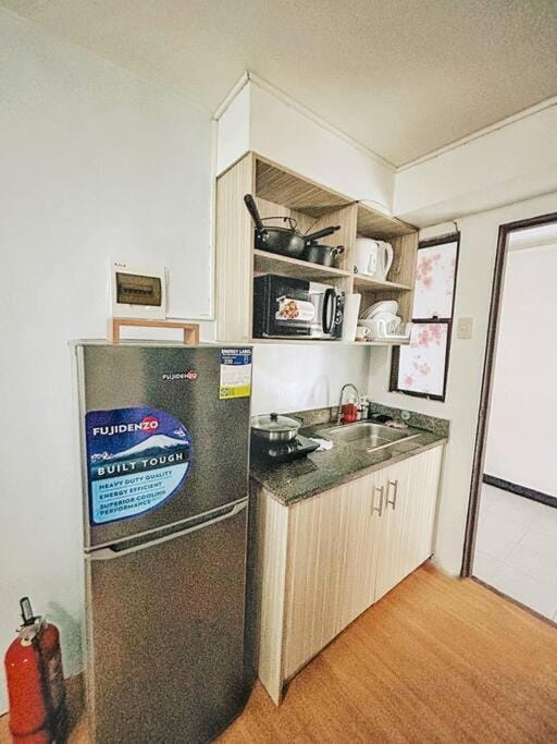 Kitchen or kitchenette, minibar
