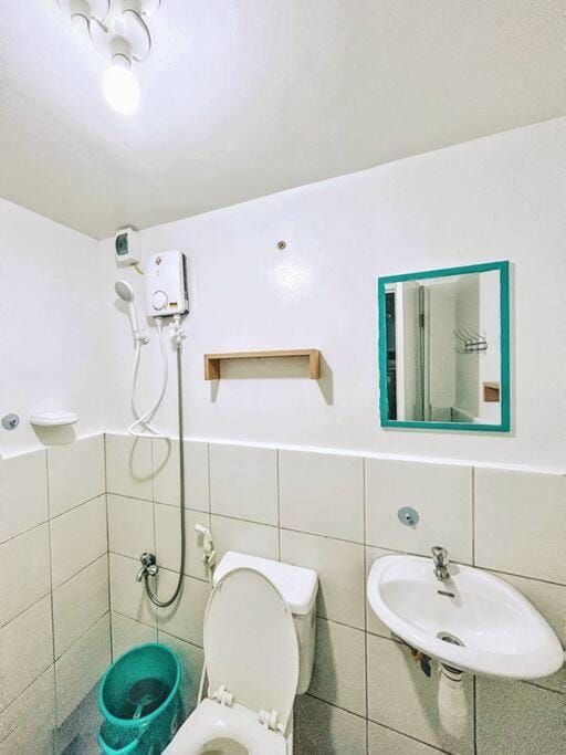 Shower, Toilet, Bathroom, towels