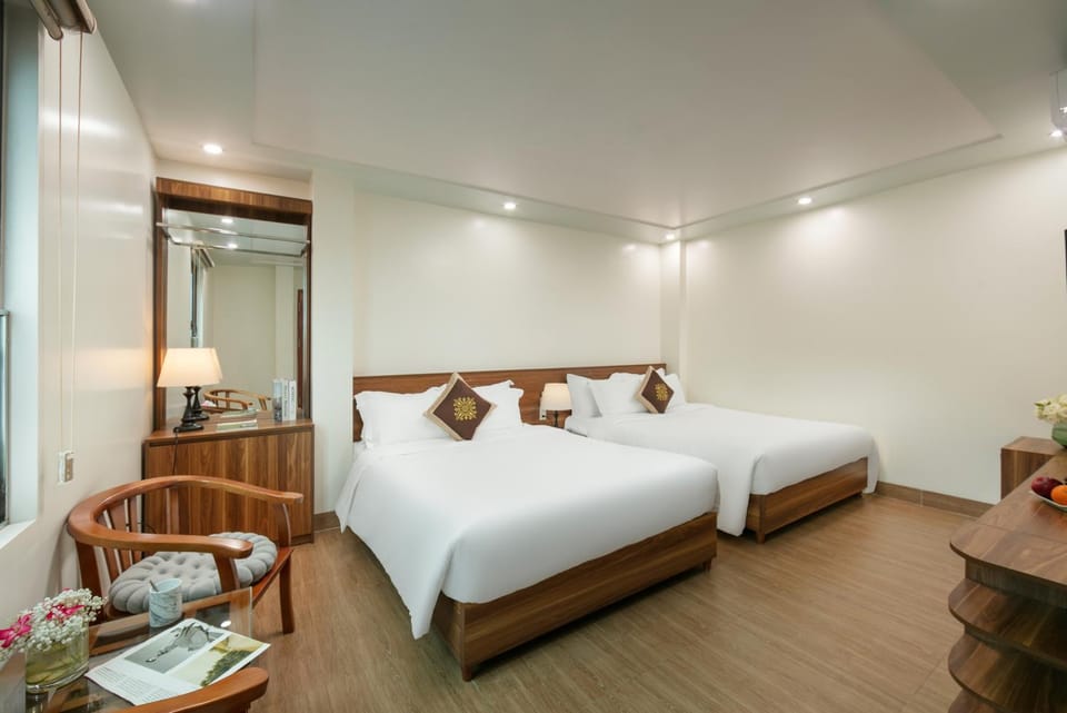 Bed, Living room, Photo of the whole room, Seating area, Bedroom