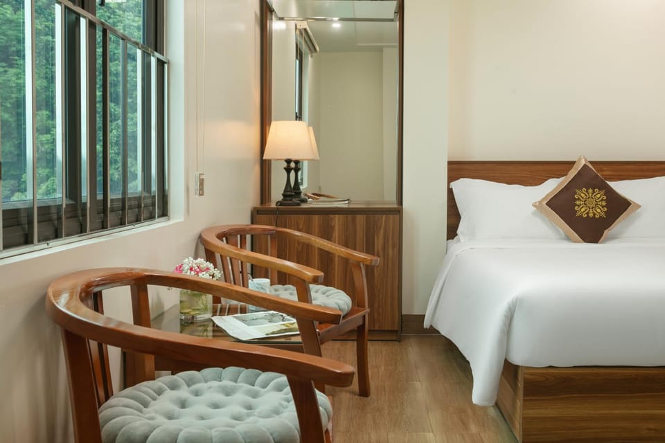 Nearby landmark, Bed, Living room, Photo of the whole room, Seating area, Bedroom, Mountain view