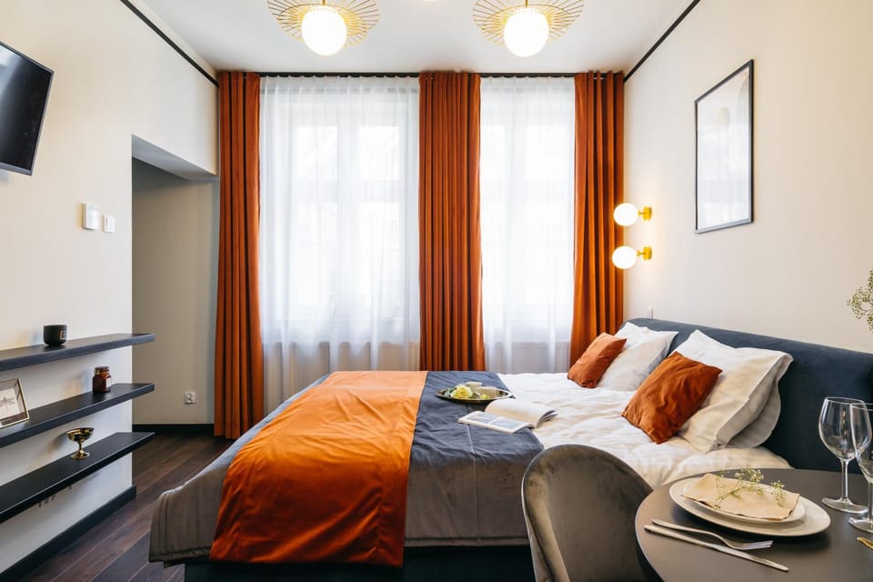 Bed, TV and multimedia, Photo of the whole room, Decorative detail, Seating area, Bedroom