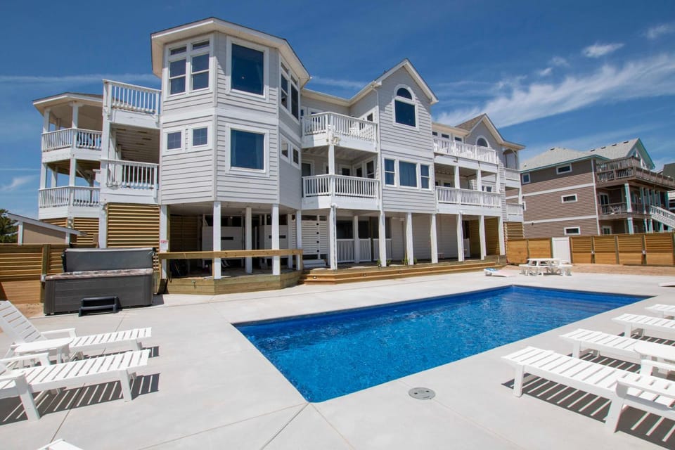 OCEANFRONT, Ocean views! Wild Horses! Private Pool, Hot Tub! 4x1467, Dixie Sandcastle House in Carova Beach