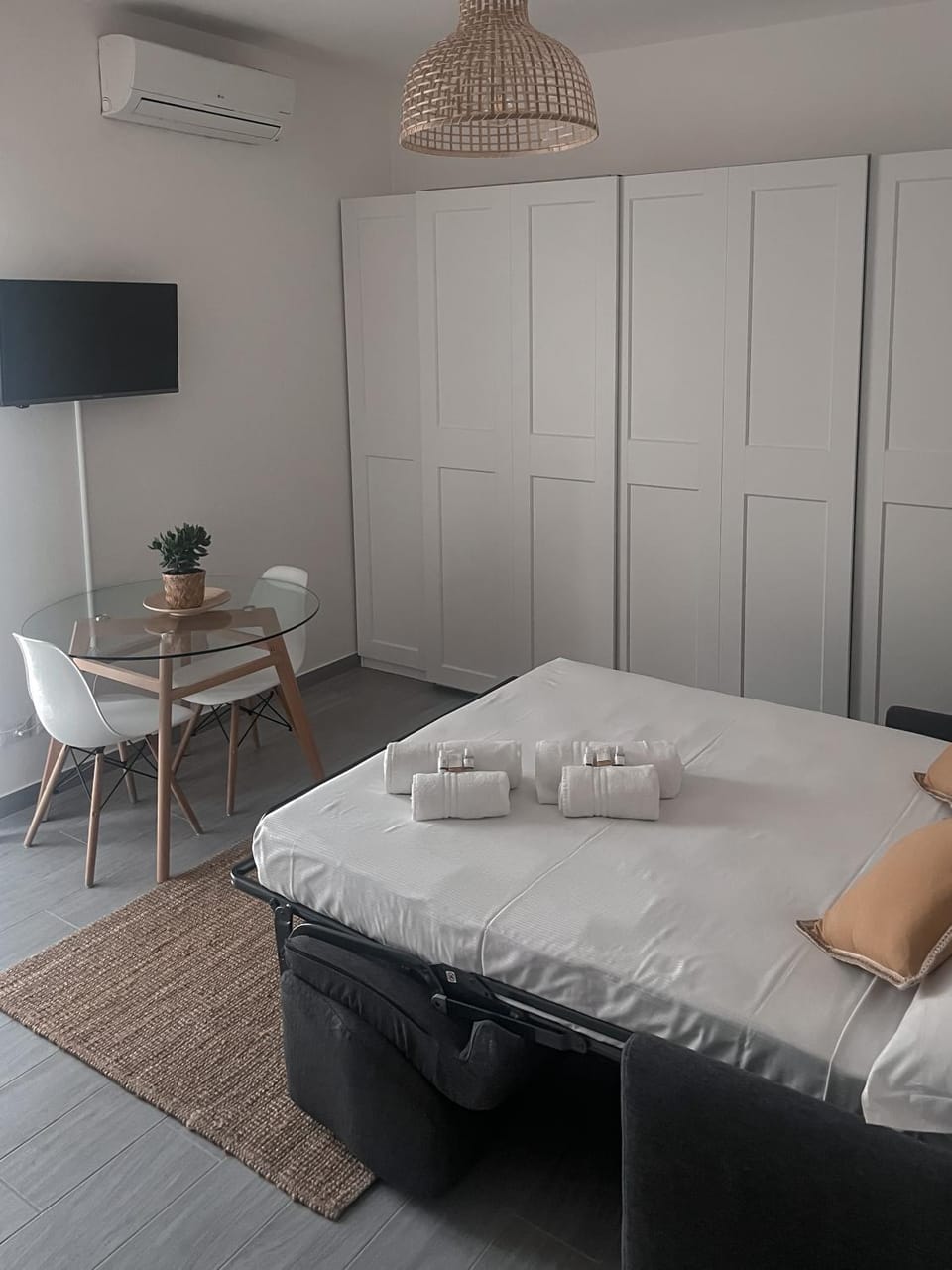 Xenia Apartments - Fashion Week Studio near Navigli Apartment in Milan