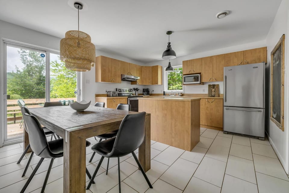 Kitchen or kitchenette, Dining area