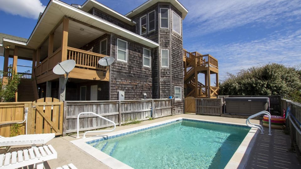 Semi-Oceanfront, Wild Horses, Pets Welcome, Private Pool, 4x2064, Happy Hours House in Carova Beach