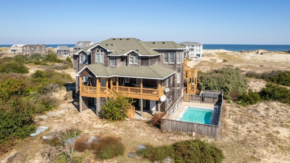 Semi-Oceanfront, Wild Horses, Pets Welcome, Private Pool, 4x2064, Happy Hours House in Carova Beach