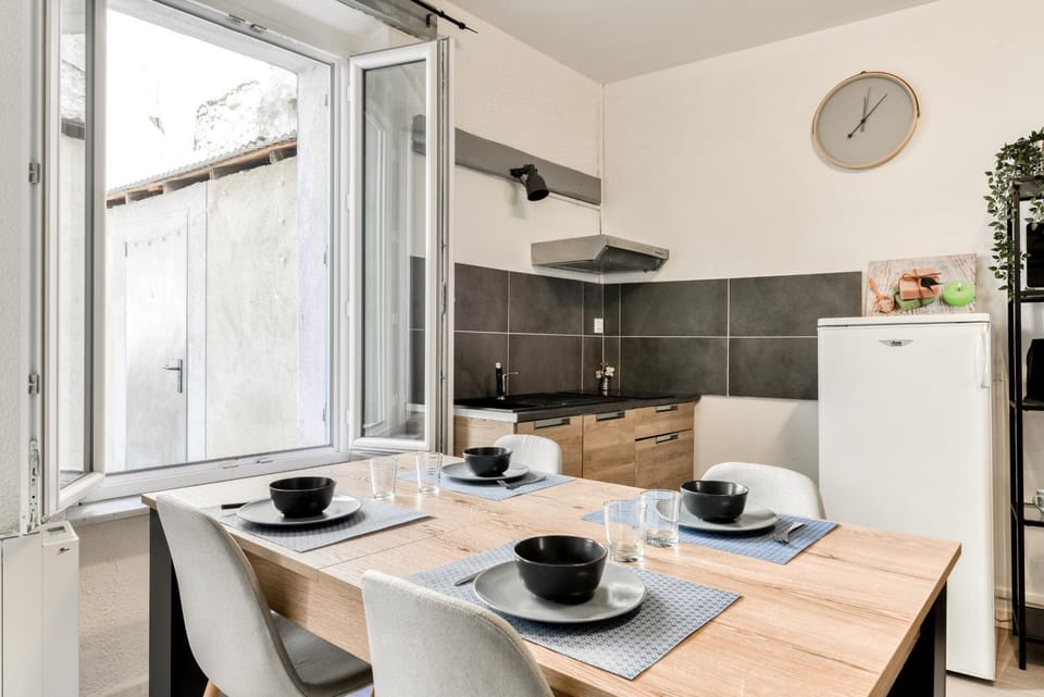 Kitchen or kitchenette, Dining area