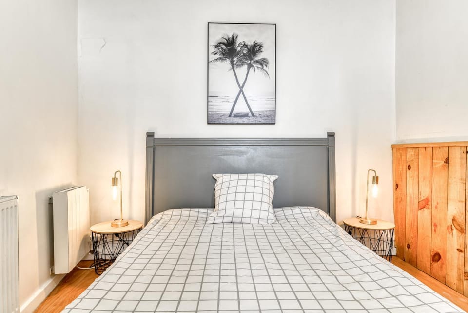 Photo of the whole room, Bedroom