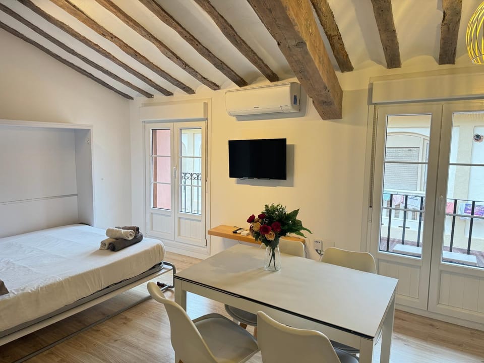 Dining area, Bedroom, air conditioner