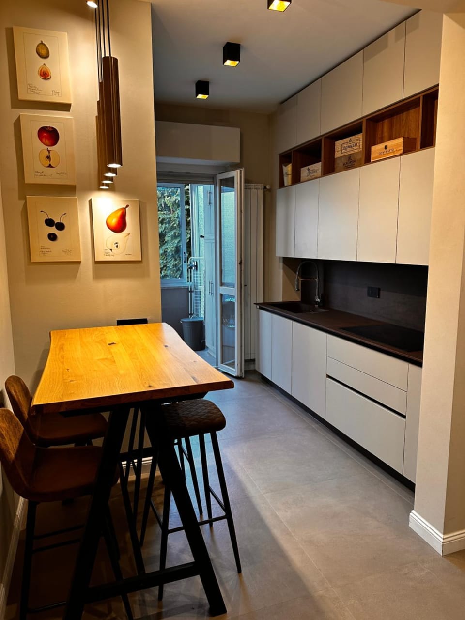 Kitchen or kitchenette, Dining area, stove