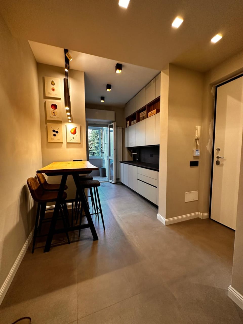 Kitchen or kitchenette, Dining area, oven