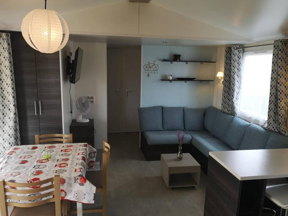 CHEZ LOLO MH 3CH 2SDB CLIM 8p VUE CHAMPS EMPLACEMENT CALME Campground/ 
RV Resort in Centre-Val de Loire