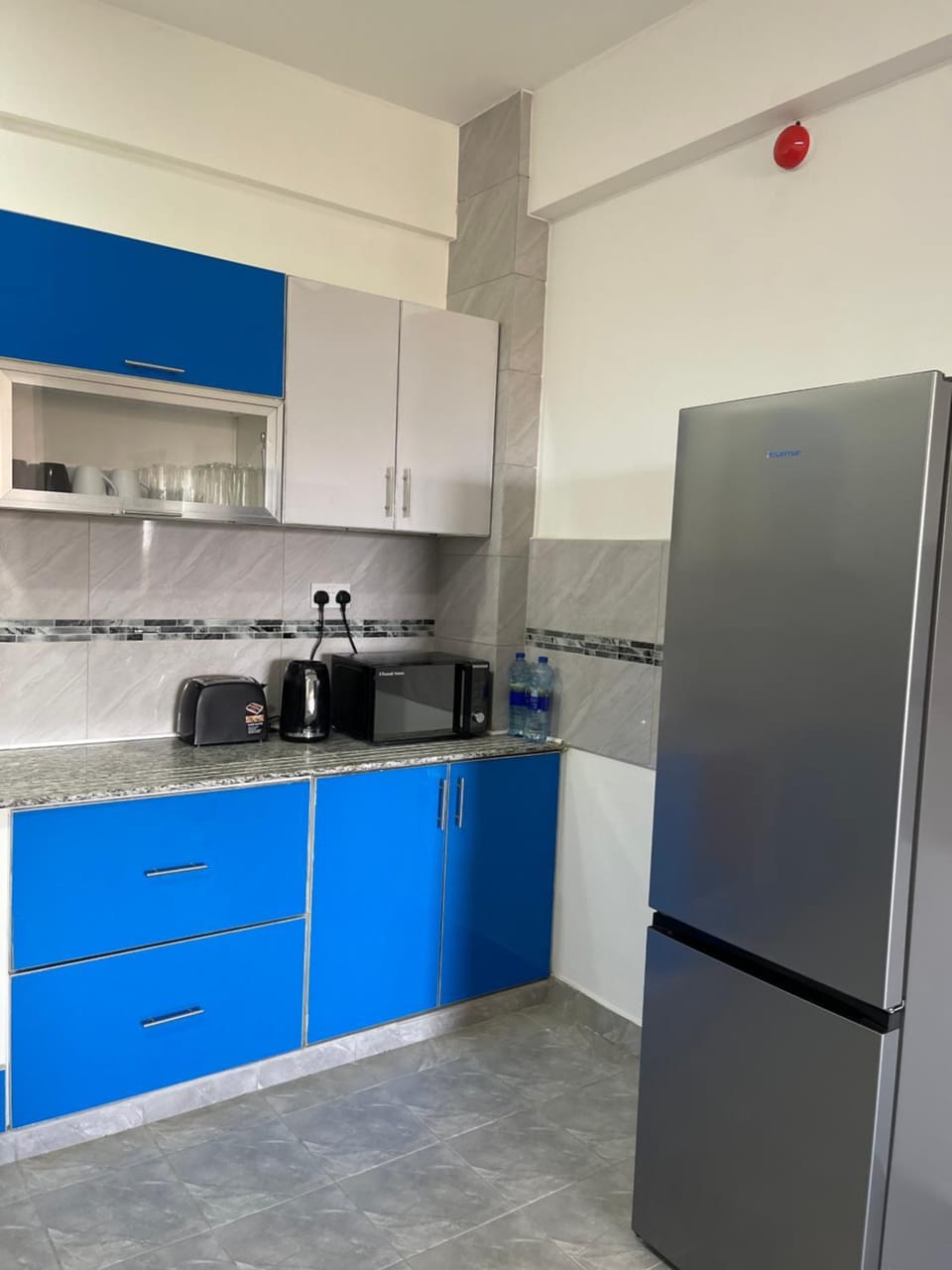 Kitchen or kitchenette, minibar, toaster