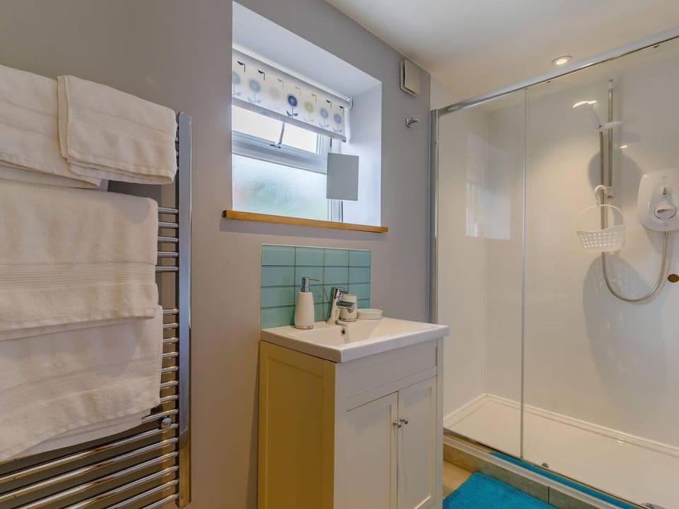 Shower, Bathroom, towels