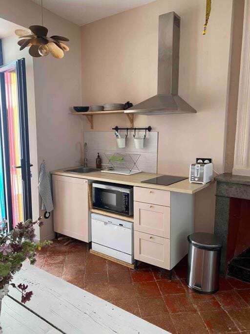 Kitchen or kitchenette