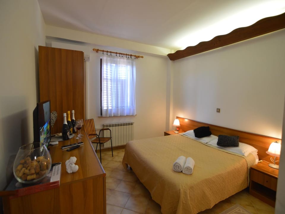 Bed, TV and multimedia, Photo of the whole room, Bedroom