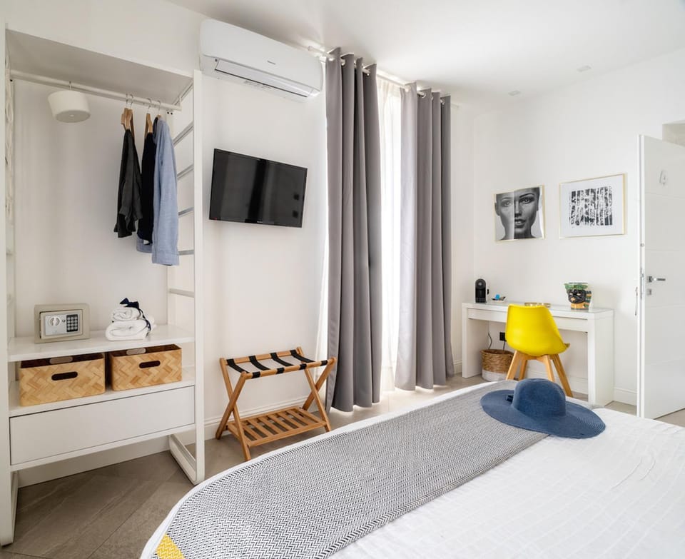 Bed, Photo of the whole room, Bedroom, hair dresser, air conditioner