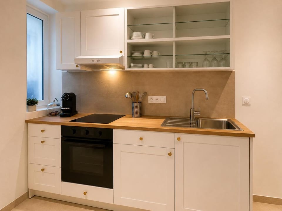 Coffee/tea facilities, microwave, oven, stove, toaster, kitchen