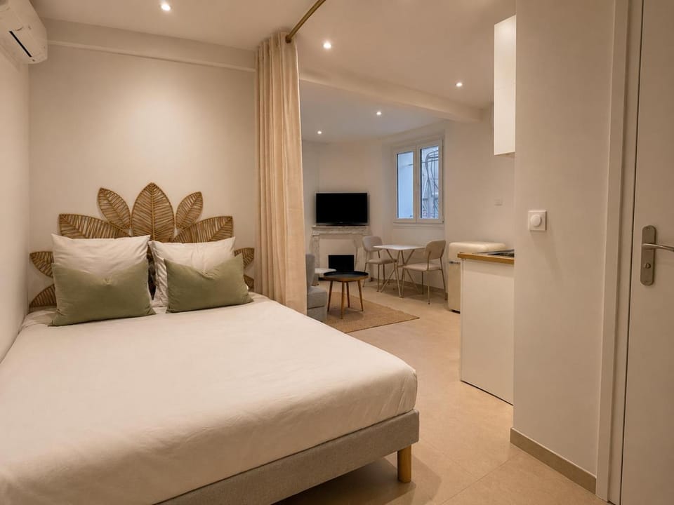 Bedroom, air conditioner