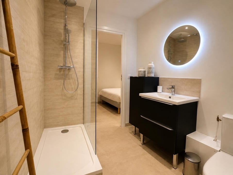 Shower, Toilet, towels