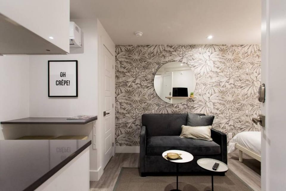 Bed, Kitchen or kitchenette, Living room, Seating area, Dining area, Bedroom