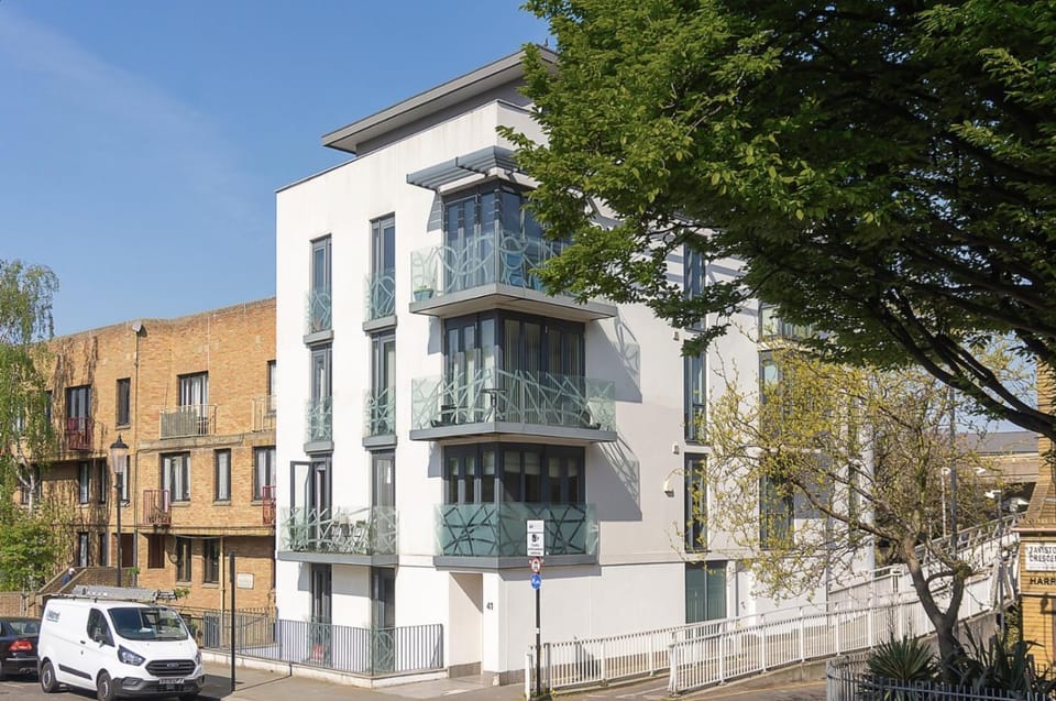 King beds apartment with en-suite, private balcony and elevator by iconic Portobello Market Apartment in City of Westminster
